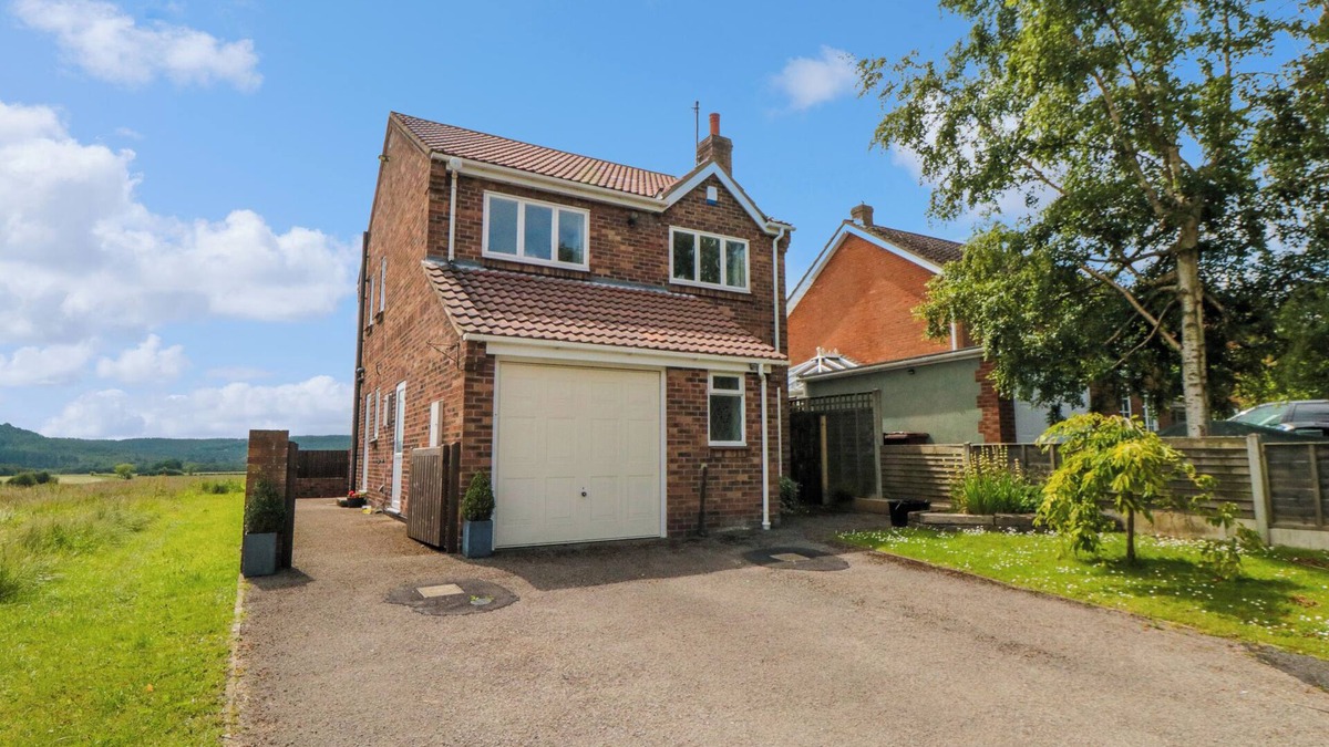 Ampleforth House | TEMPLE HILL VIEW, pet friendly, with a garden in Ampleforth