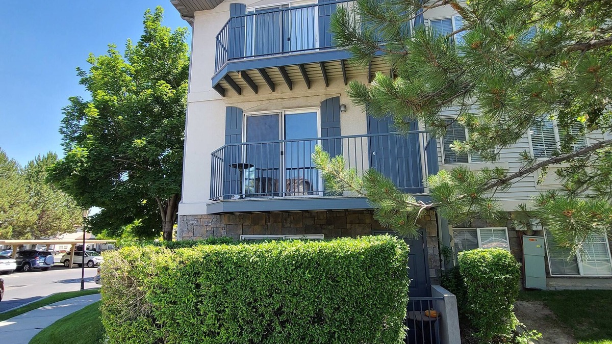 Lakeview Condo | Temple view with a pool