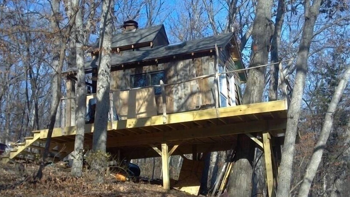 Nauvoo Cabin | Ten Acre Treehouse "Whitetail" Sleeps 2-4