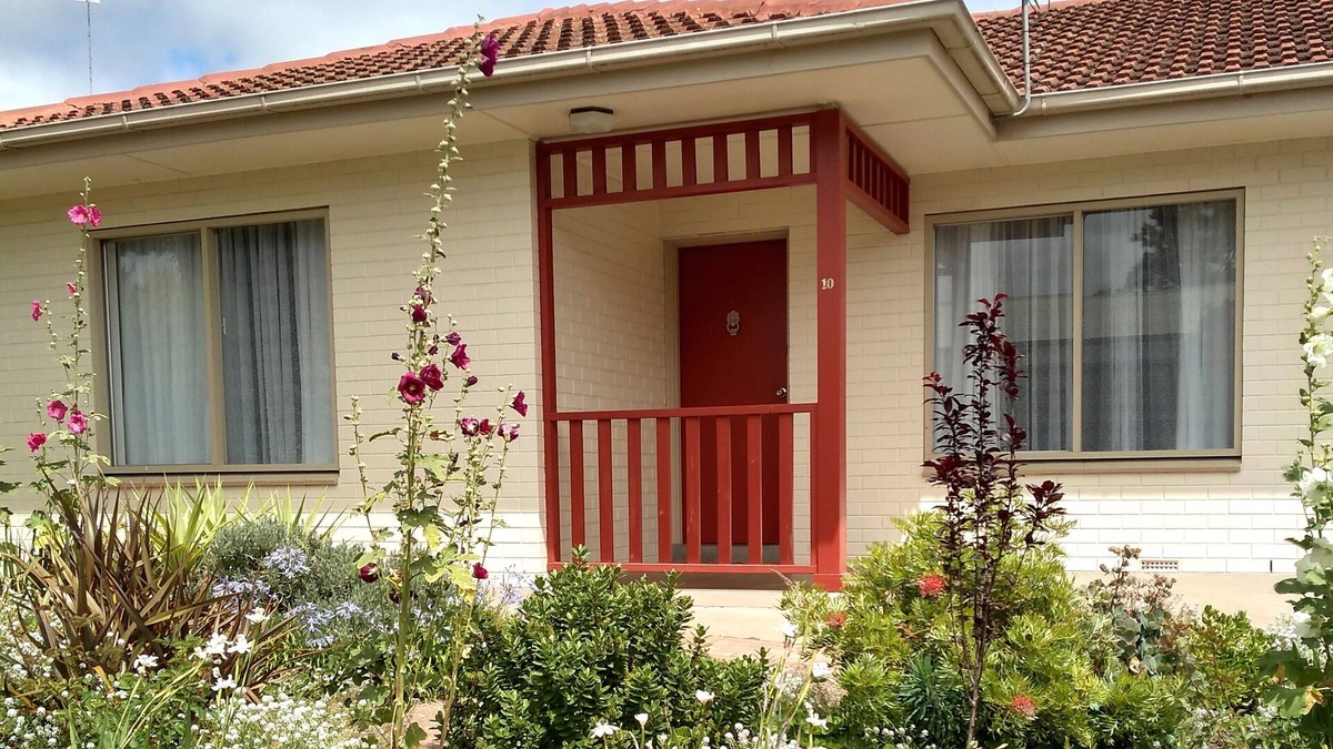 Angaston House | Ten-on-French Barossa getaway