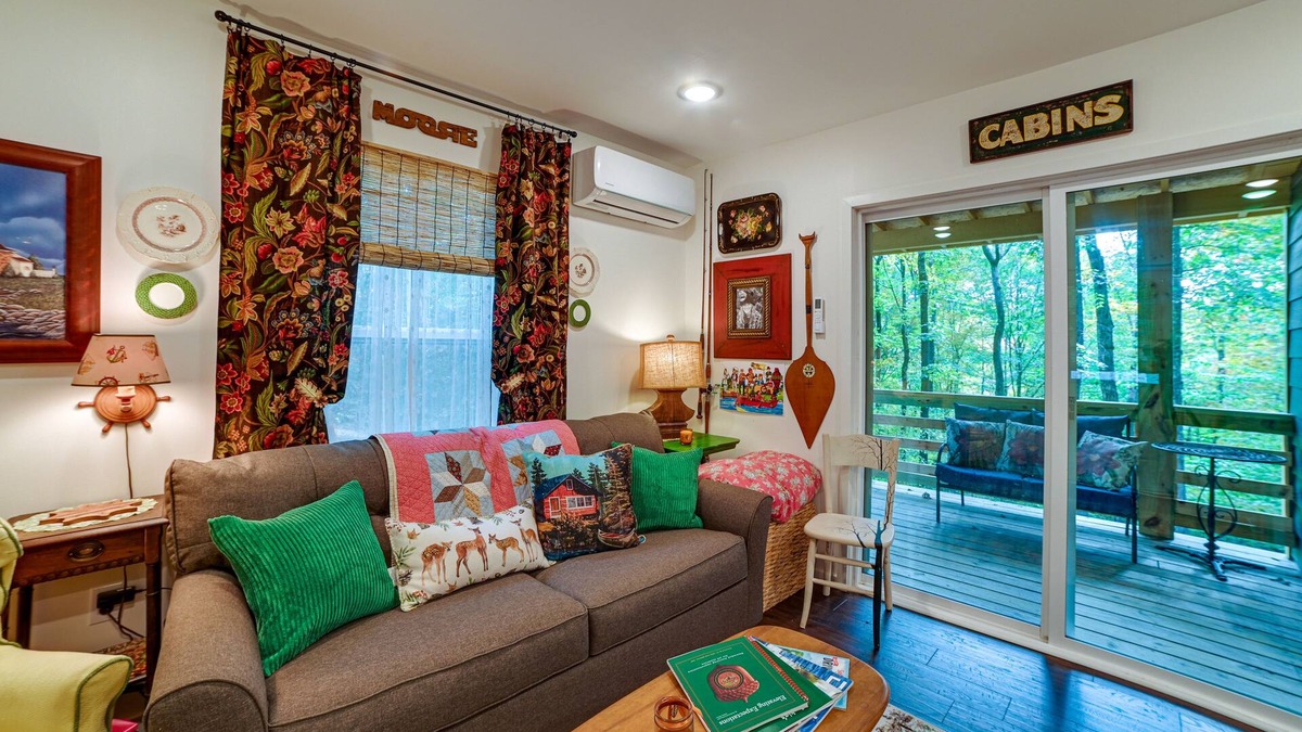 Dover Cottage | Tennessee Escape w/Hot Tub & Fire Pit!