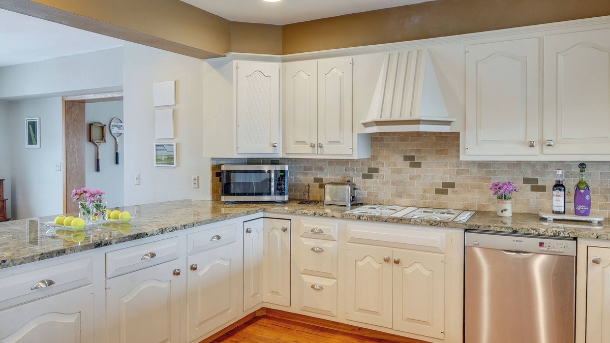 Charles City Cottage | Tennis Court & Deck: Pet-friendly Charles City Gem