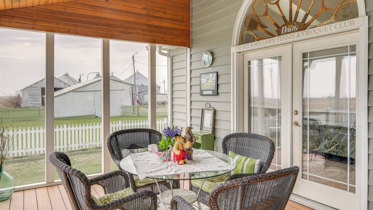 Charles City House | Tennis Court & Deck: Pet-Friendly Charles City Gem