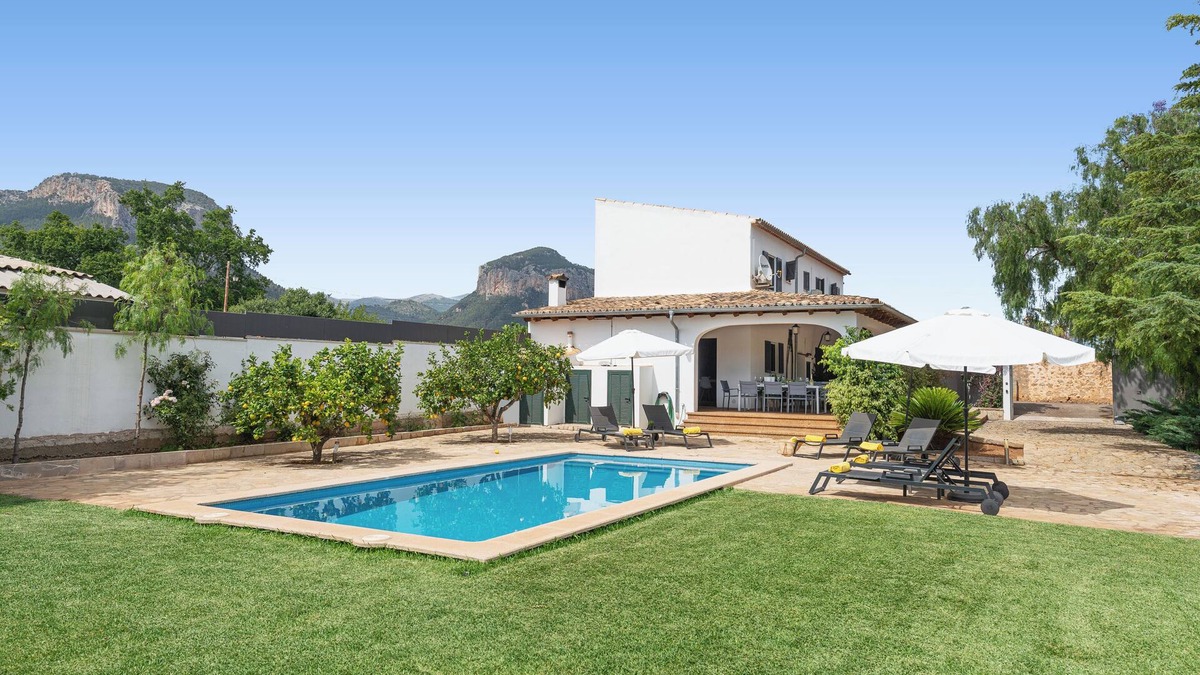 Alaro Villa | Tennis court, newly renovated and furnished chalet with pool