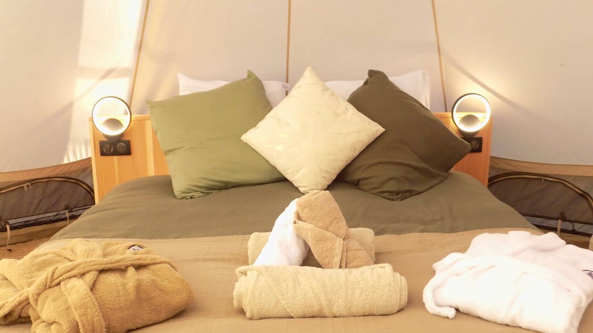 Le Vigeant Cottage | Tente luxe Etang vue Jacuzzi privatif Copa cabanes 3