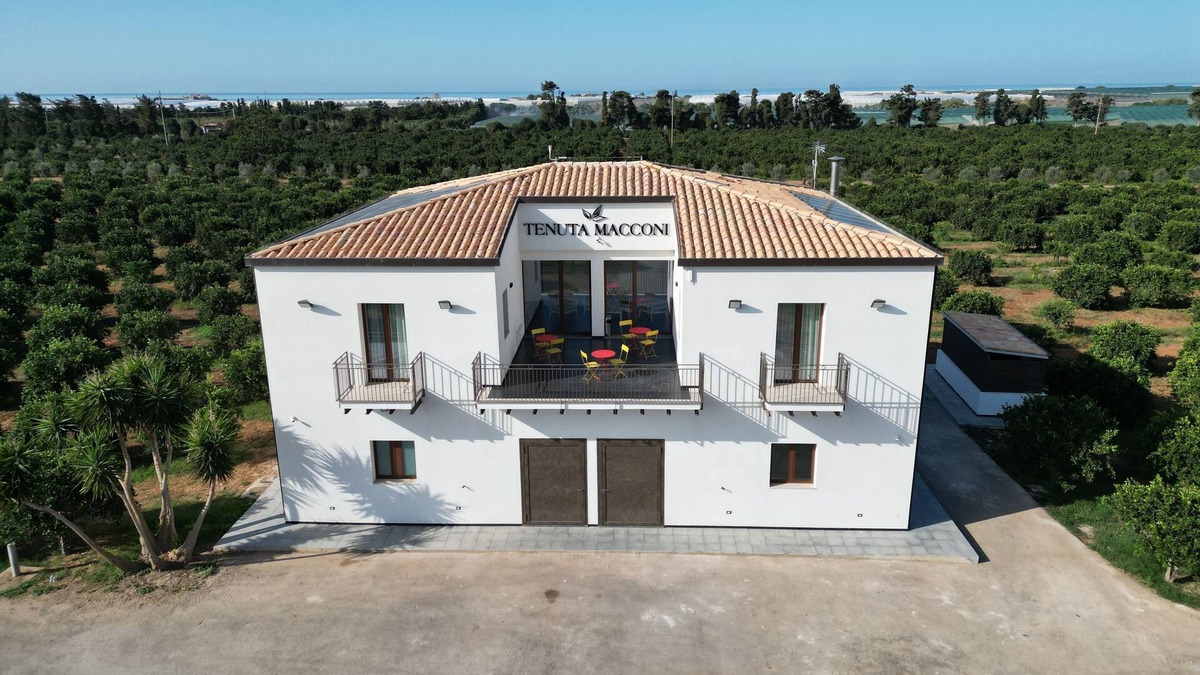 Acate Hotel | Tenuta Macconi Country Rooms, nestled in a lush citrus grove near the sea.
