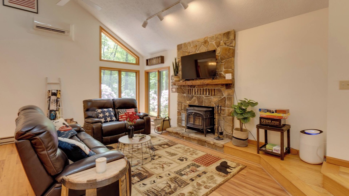 Alpine Lake House | Terra Alta Vacation Rental: Walk to Alpine Lake!