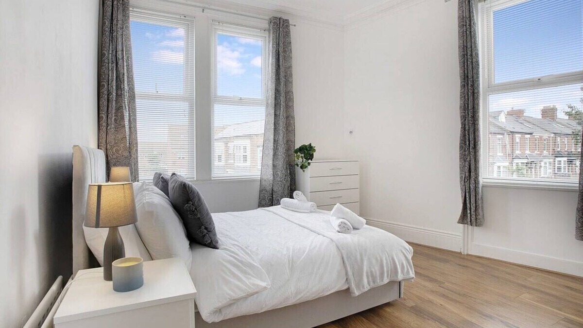 Westoe House | Terrace View Home in South Shields, Sleeps 7