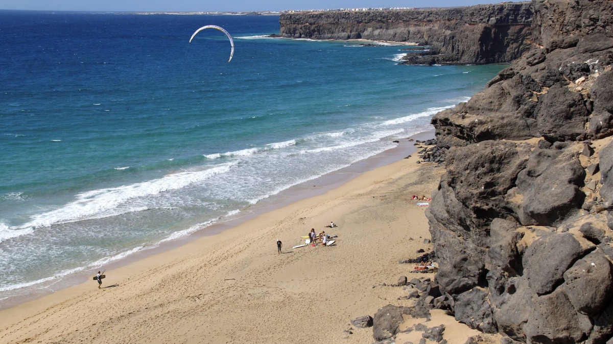 El Cotillo Apartment | TERRACED HOUSE VERY NEAR OF THE LAGOONS OF THE COTILLO AND 5 MINUTES WALK TO THE CENTER OF THE TOWN