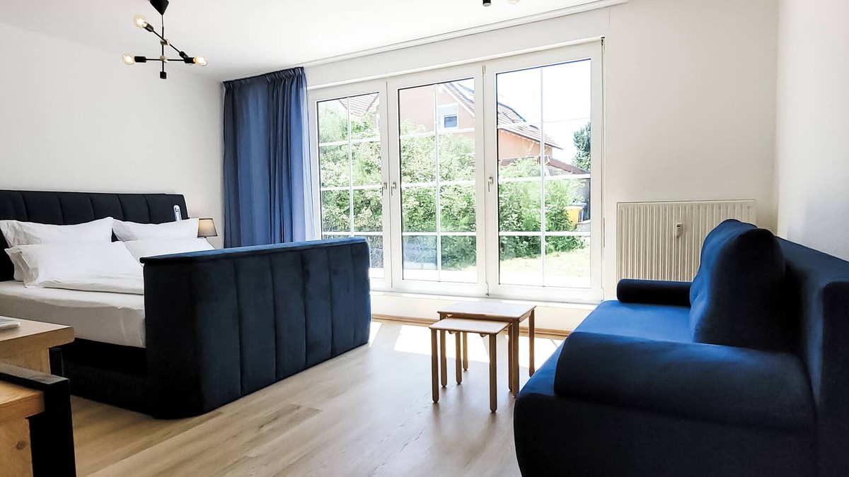 Cospeda Apartment | Terrasse - Parkplatz - TV im Boxspringbett - Küche