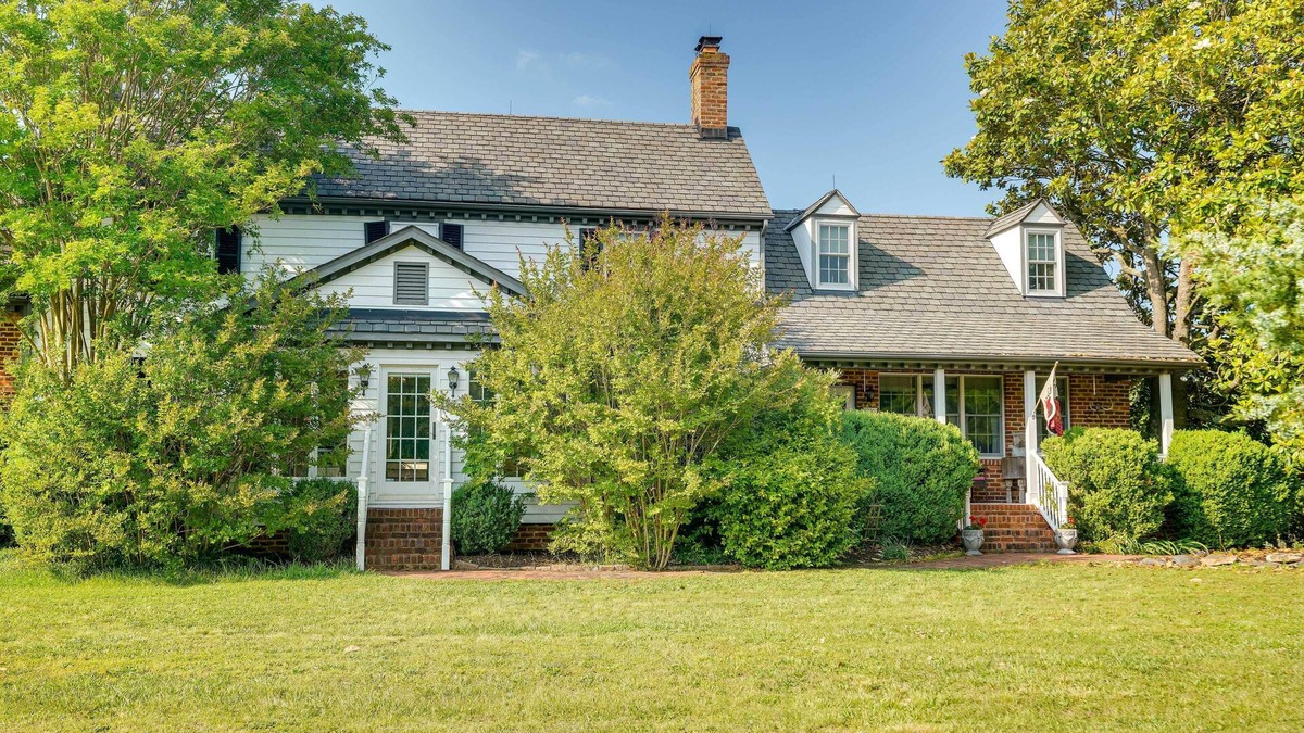 Midlothian House | Terre Haute Manor Farmhouse w/Gardens & Deck!