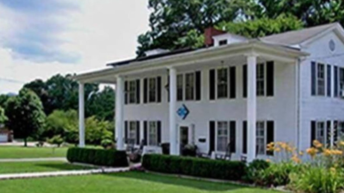 Burnsville Hotel | Terrell House B&B