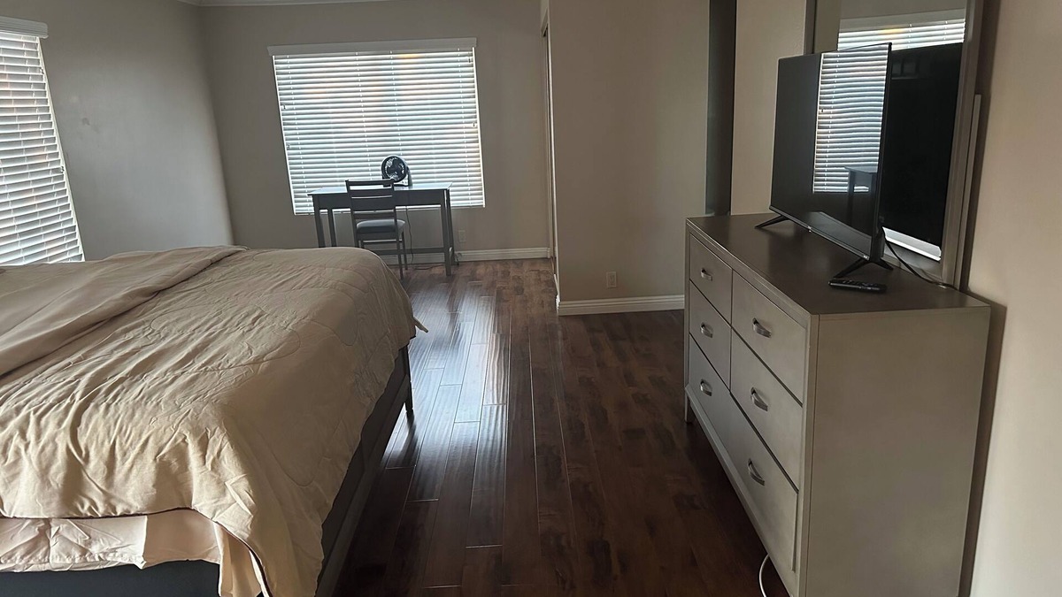 Walnut House | Terrific 4-bedroom house with AC in Walnut