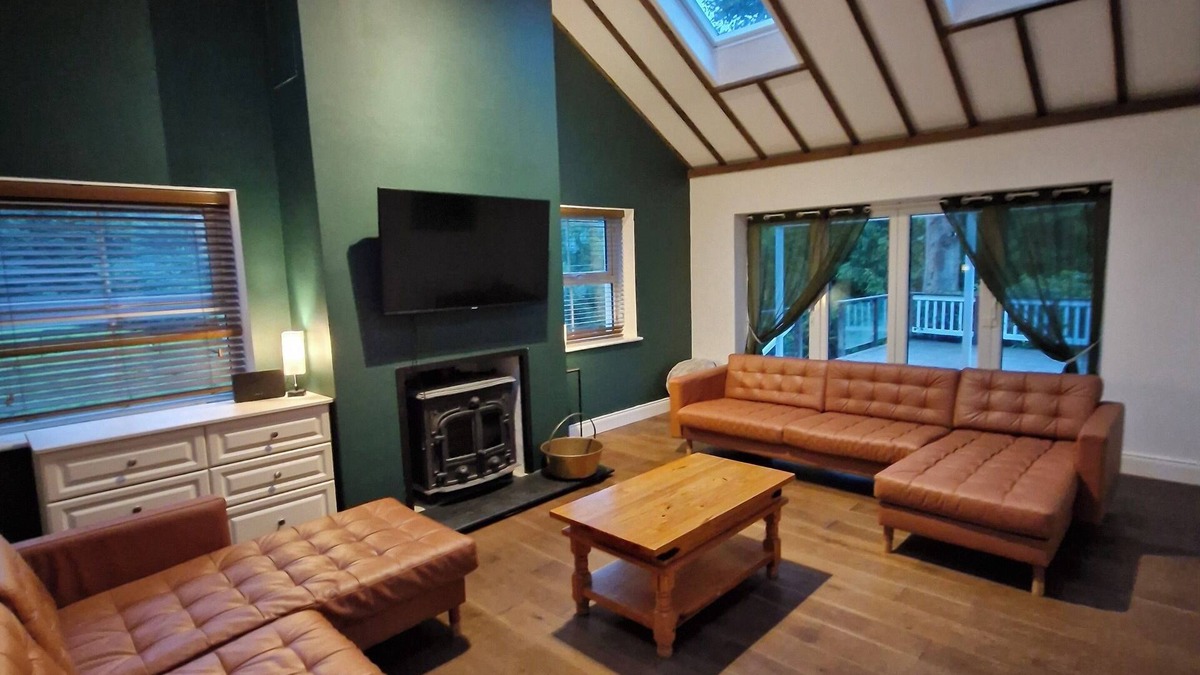 Aughrim House | Terrific 5-bedroom pet friendly house with WiFi in Aughrim