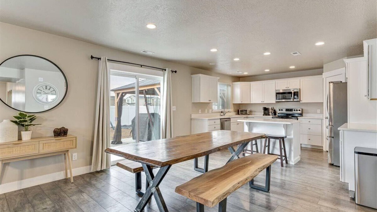 Springville House | Terrific 5-bedroom house in Springville with Mountain Views!