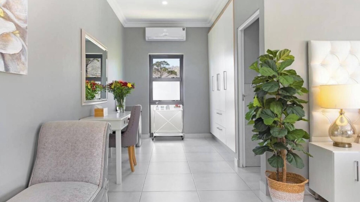Tokai Villa | Terrific 8-bedroom villa in Tokai for a memorable getaway