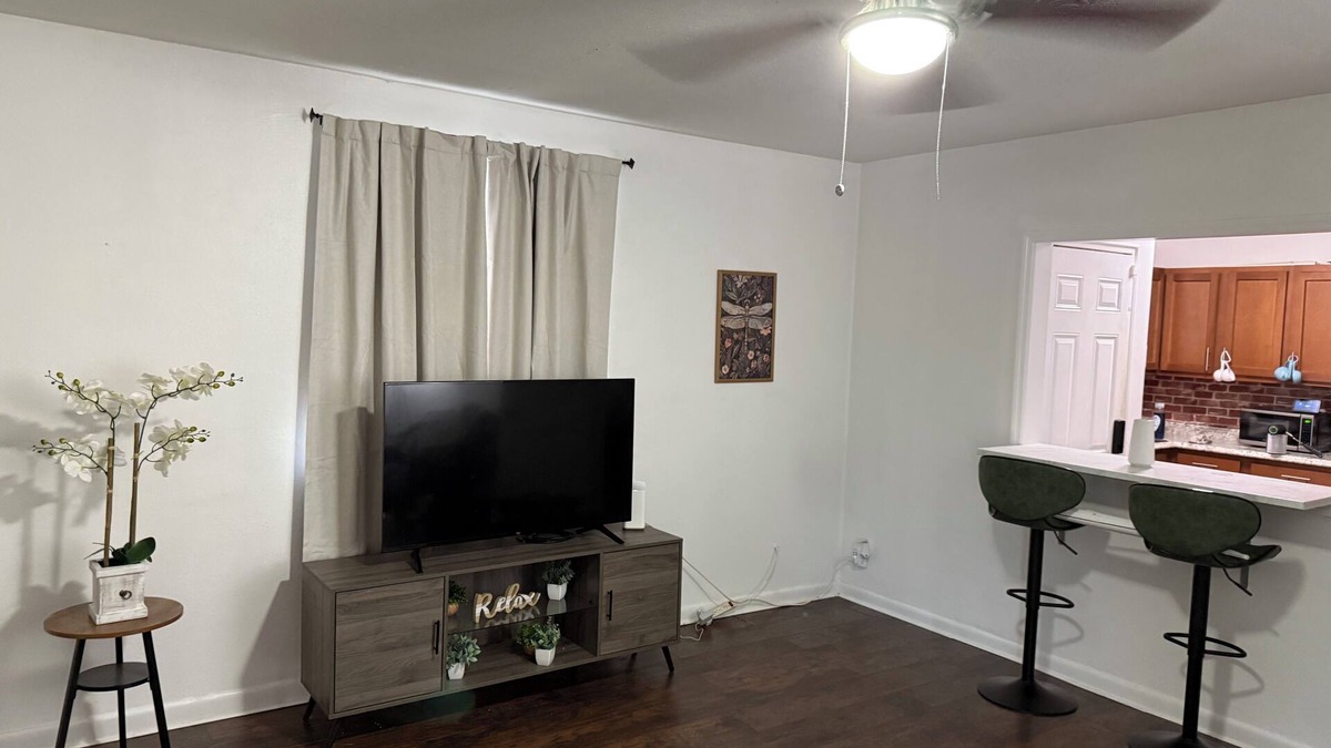 Murray Hill House | Terrific duplex with 5 minutes away from Riverside, close to all.