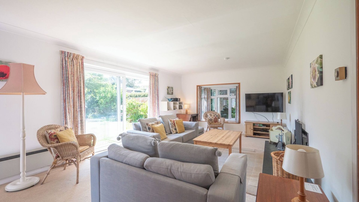 Stoke Fleming Cottage | Terrific pet friendly 4 bedroom cottage in Stoke Fleming