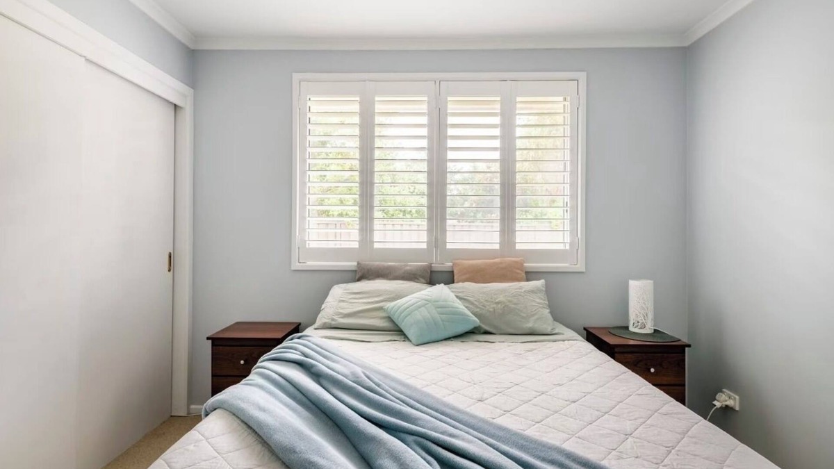 Gladstone Park Apartment | Terrific room with AC in Gladstone Park