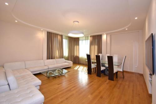 Kentron Apartment | Teryan street, 3 bedrooms Luxury & Grand, Sunny apartment TT663