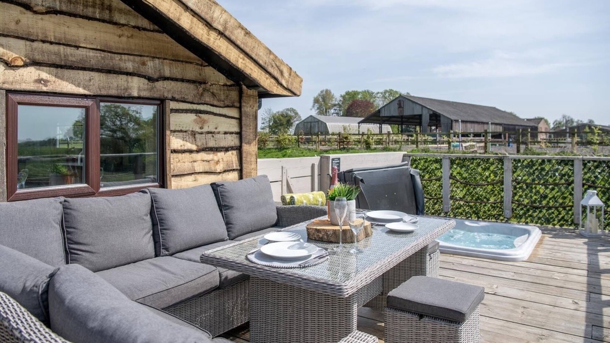 Bubwith Cabin | Tesseyman Lodge - Hot tub - Country escape