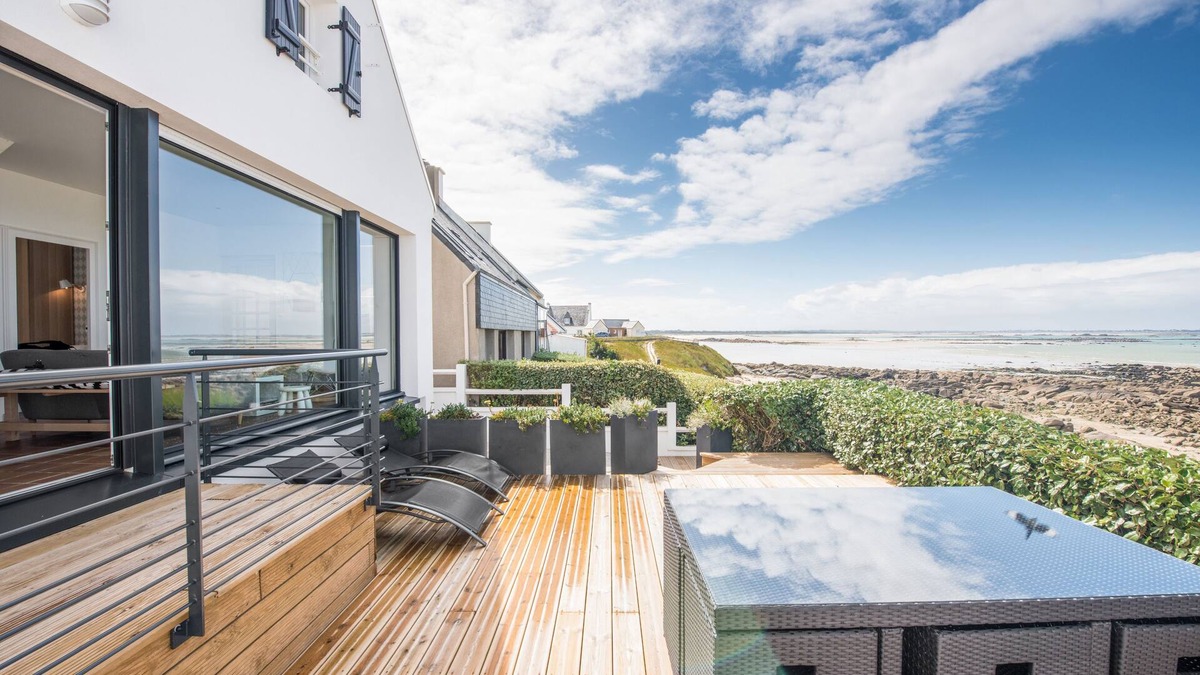 Plouescat House | Tête-à-tête with the deep blue sea, direct access to the beach from the terrace ❤️
