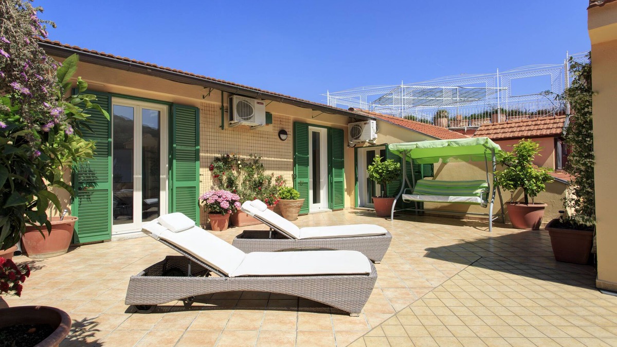 Castellammare di Stabia Apartment | Tetto Fiorito: Your home away from home