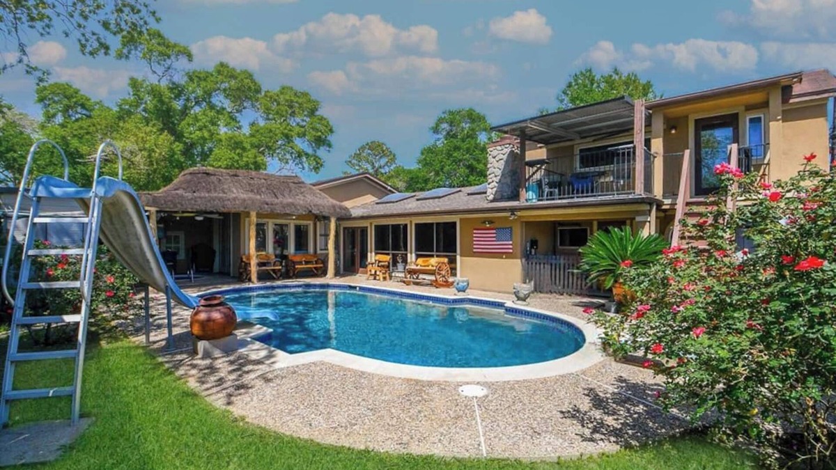 Spring Branch East House | Texas Big + Pool + Hottub + Bar + 8 bedroom+ Ping Pong + Mother-in-Law Suite