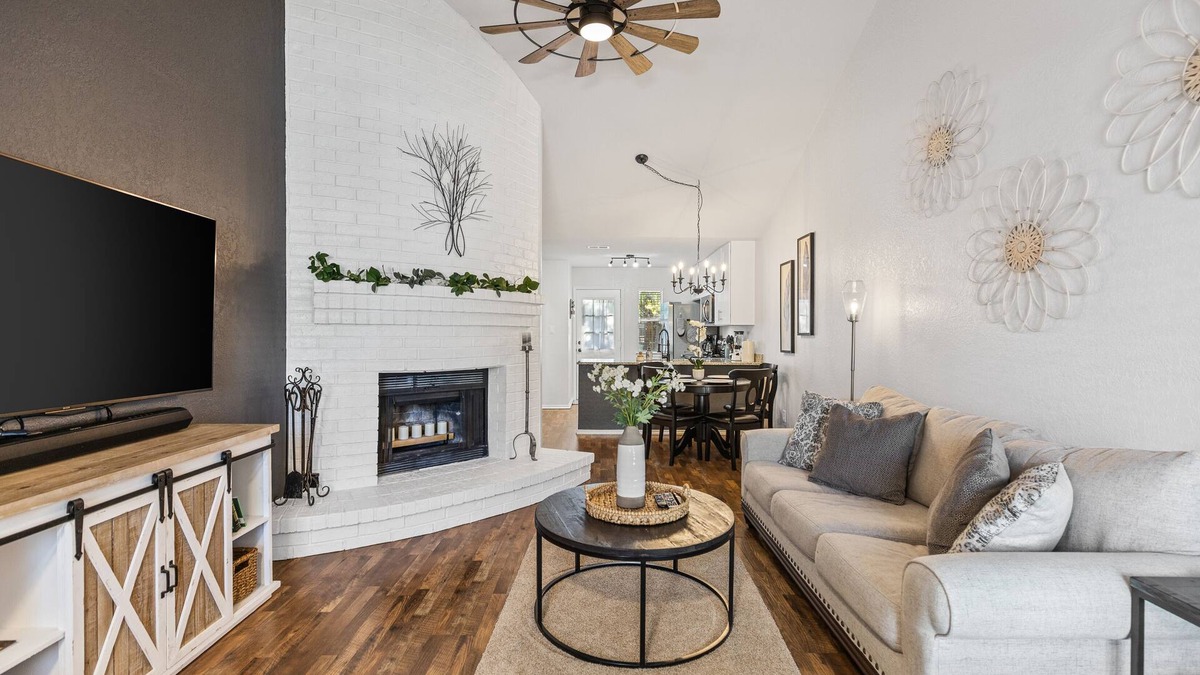 Euless House | Texas Gardens- A Beautiful Cottage in the heart of DFW