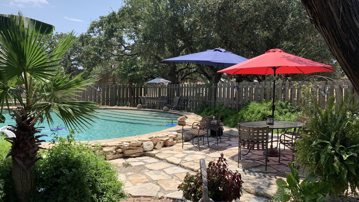 Buchanan Dam Cabin | Texas Lake cabin , private hot tub , Pool & kayaks shared . out door kitchen