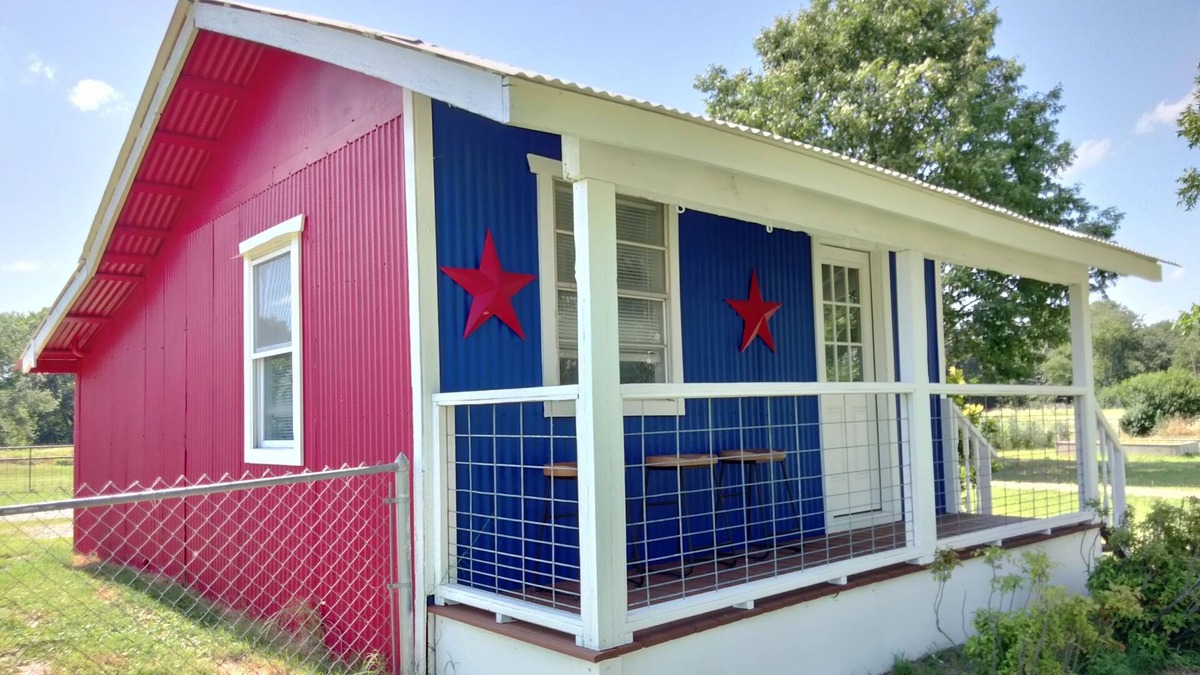 Elmo Cottage | Texas Tin Star Tiny Home-Dusty Feathers Ranch. 9acres. Close to Cedar Creek Lake