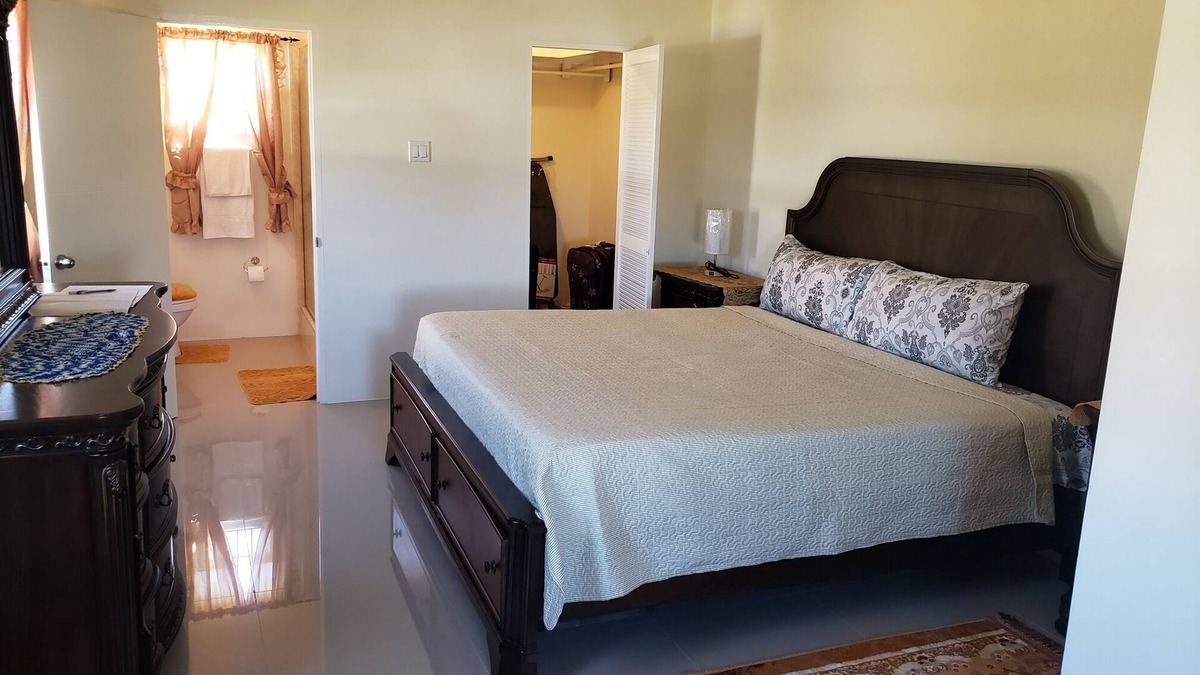 Falmouth House | This is a three bedrooms three bathrooms house that is fully furnihsed