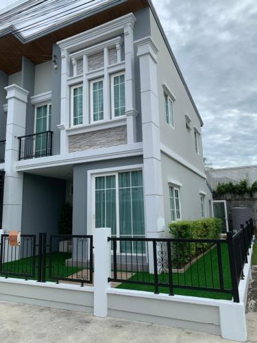 Dok Mai Apartment | Thai Family Home