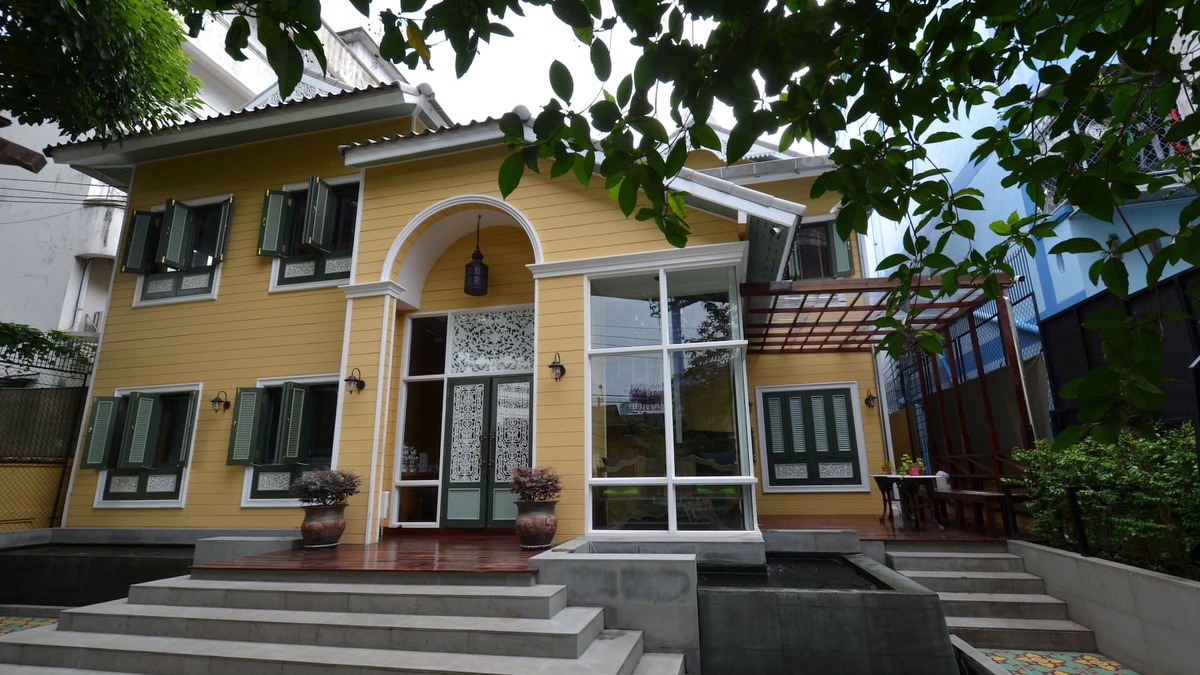 Ratchathewi Bed & Breakfast | Thai retro style in center of Bangkok near Pratunam,Central world,Airport link.