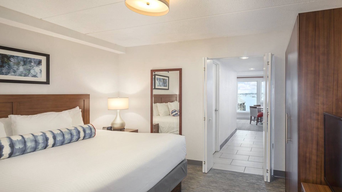 Yachting Village Resort | Thames Street - Newport Harbor 1 Bedroom