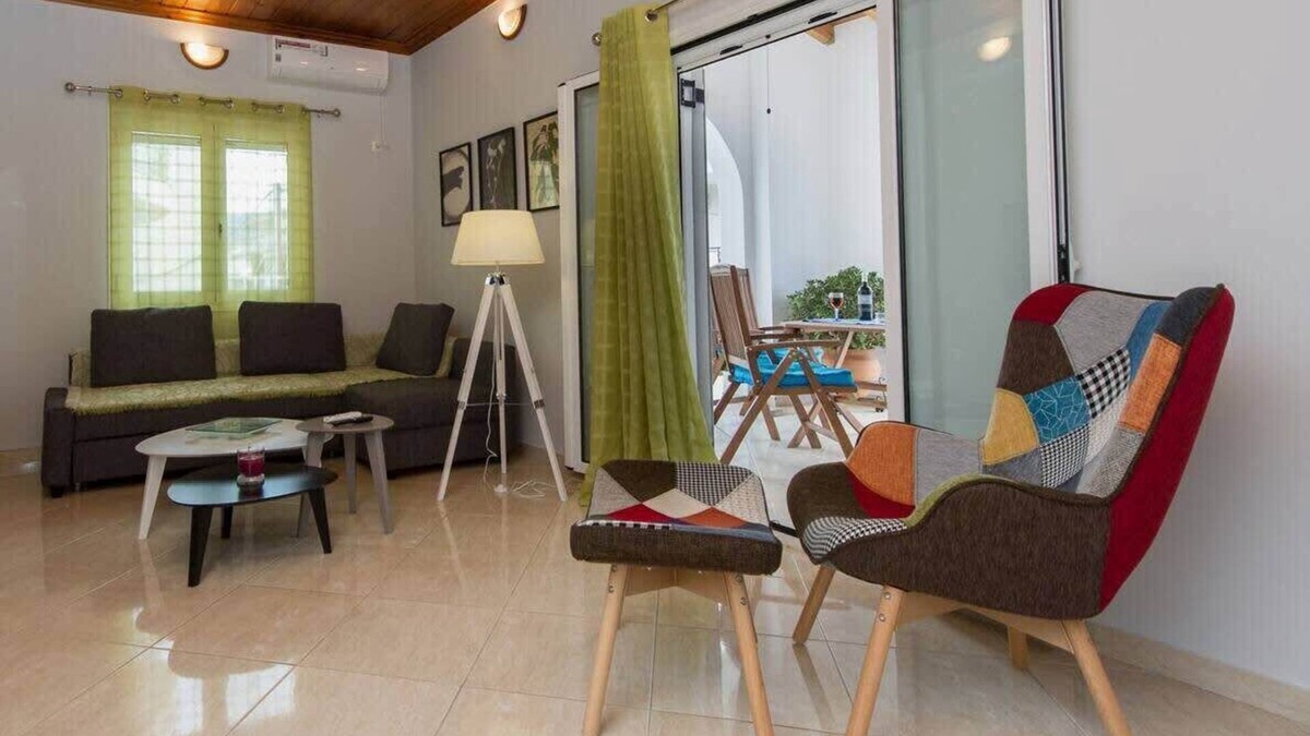 Anatolikos Sinikismos Apartment | Thano's stylish flat, just 150m to the beach