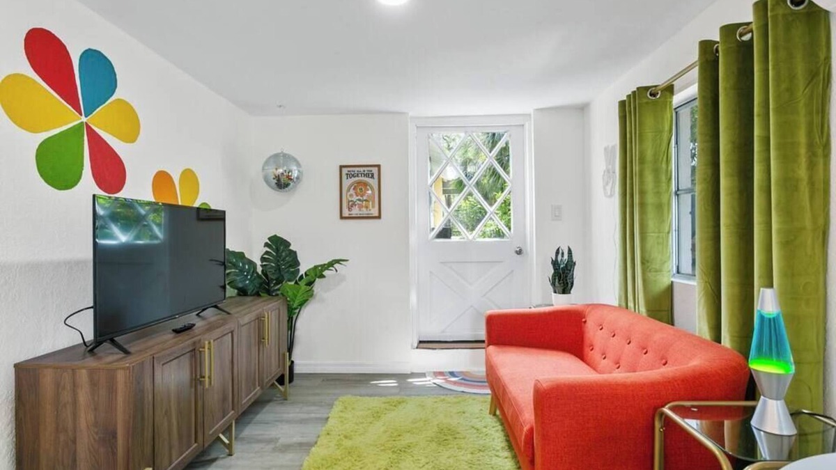 Seminole Heights Apartment | That 70s Themed Apt Close to Coffee, Food and Shops