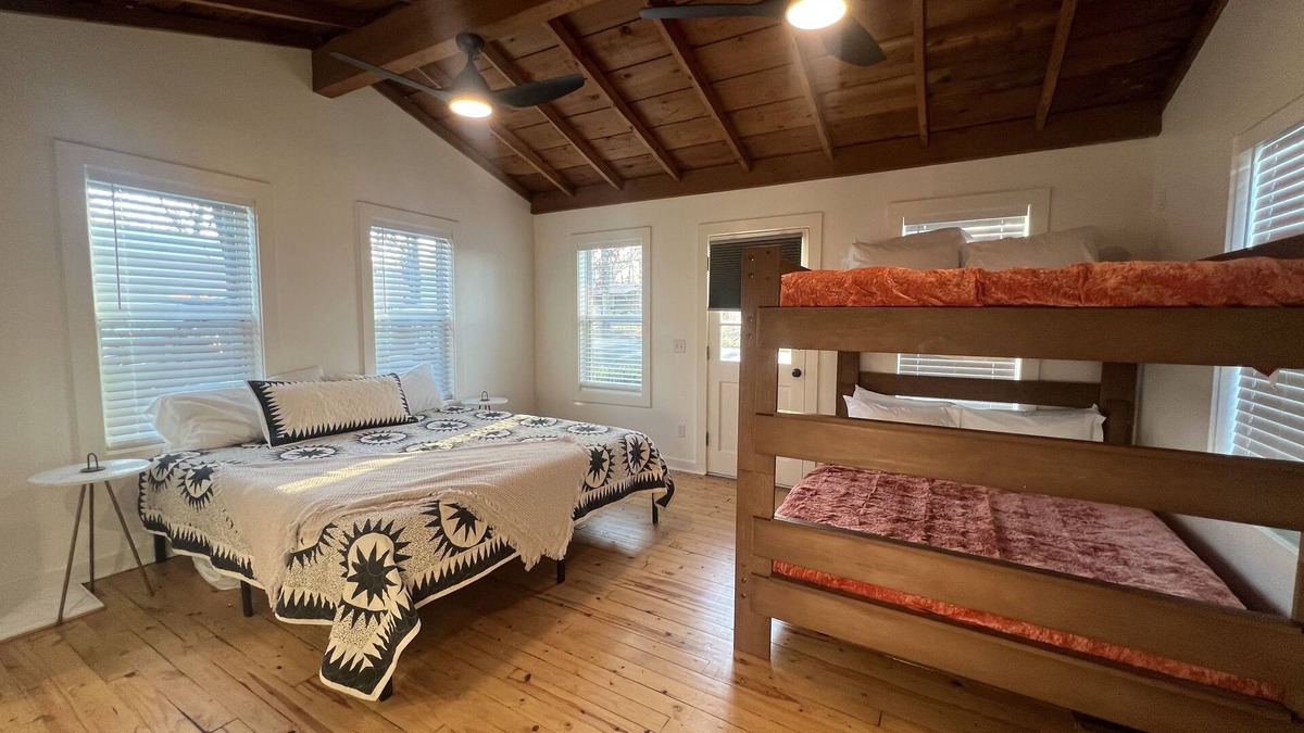 Tia Juana Cabin | That Dam Cabin - Outdoor Living - Hot Tub, 65” TV, & Blackstone Griddle!