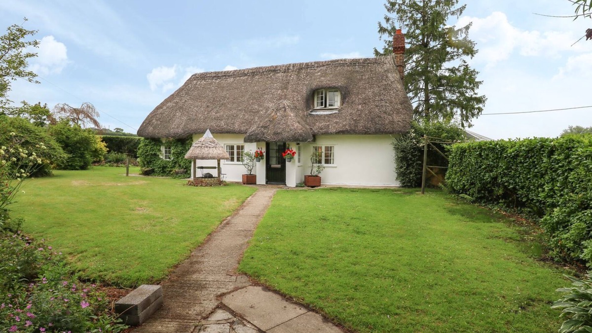 Buckland Newton Cottage | THATCH COTTAGE, pet friendly, with open fire in Buckland Newton