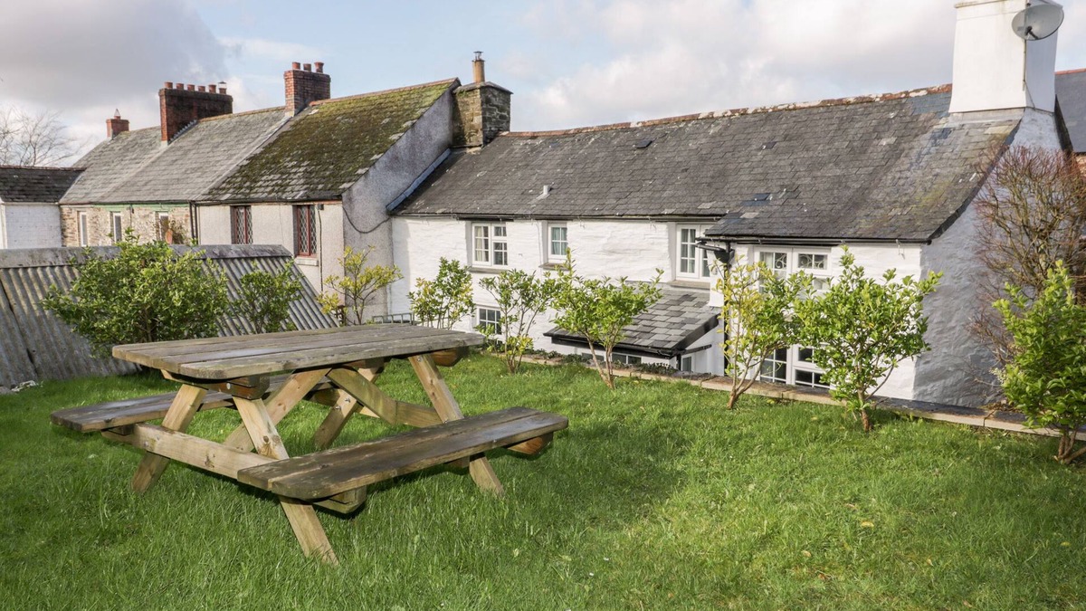 Lower Trengale Cottage | THATCH VIEW COTTAGE, pet friendly, with open fire in Liskeard
