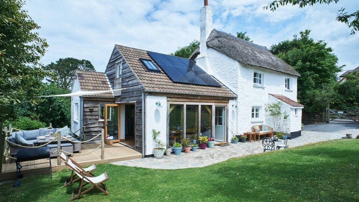 Georgeham Cottage | Thatched Coastal Cottage~Family Friendly~Sleeps 8~Large Peaceful Garden