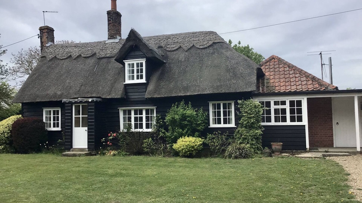 Manningtree Cottage | Thatched Cottage in the countryside