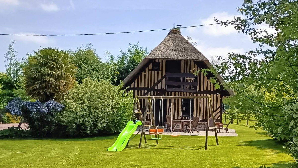 Honfleur Cottage | Thatched cottage in Normandy near Honfleur, Deauville Pont l'Eveque Le Havre