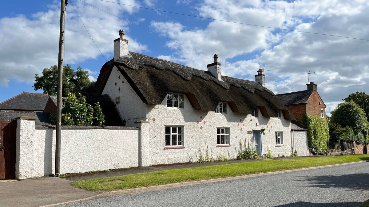 Gumley Cottage | Thatched Cottage nr pub, period features, spacious living 4BR, sleeps 7+ MOWSLEY