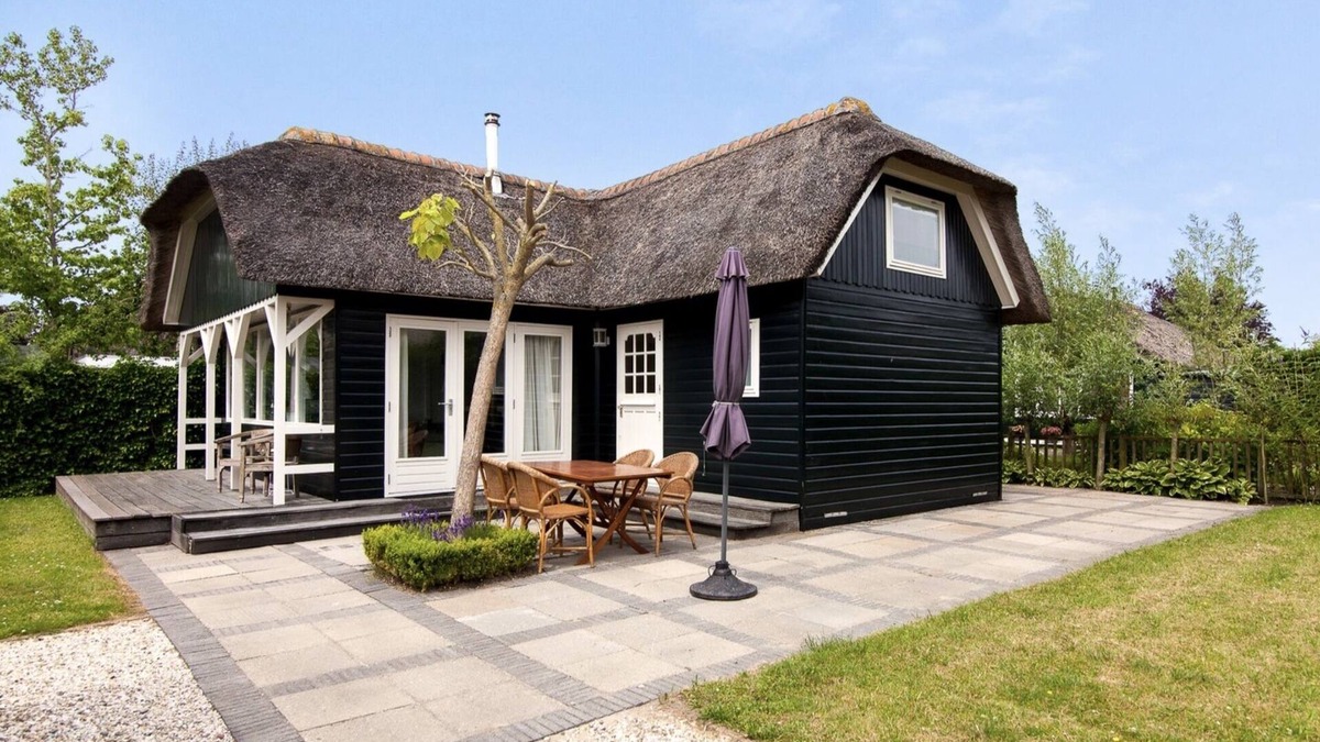 Moordrecht House | thatched cottage with private garden near Gouda