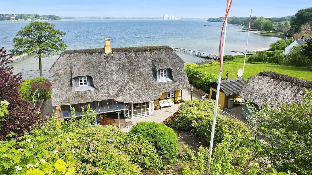 Bjert House | Thatched cottage with stylish furnishings right on the Baltic Sea
