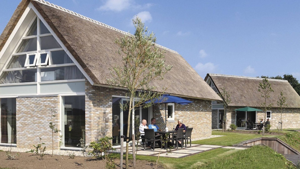 Tynaarlo House | Thatched luxurious villa with two bathrooms, in nature