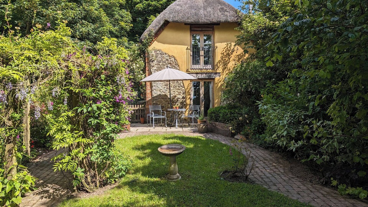 Holsworthy Cottage | Thatched one bedroom cottage, with private enclosed garden.