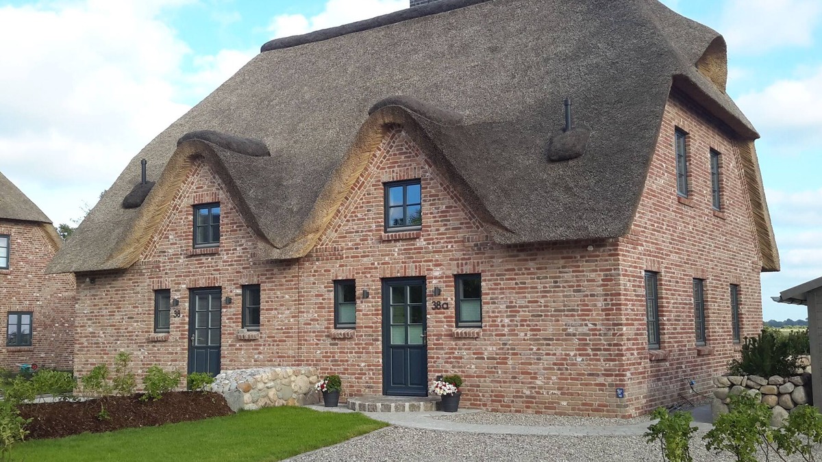 Tating House | Thatched roof DHH at the gates of St. Peter Ording