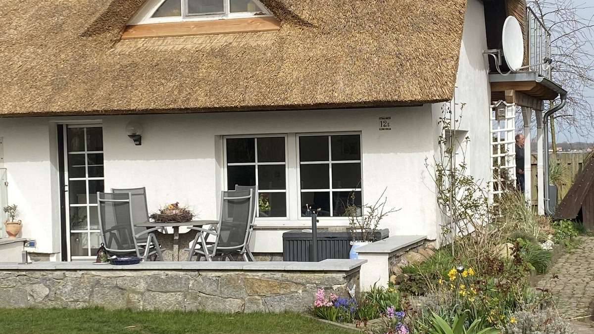 Stahlbrode House | Thatched-roof holiday home with water view, garden and fireplace